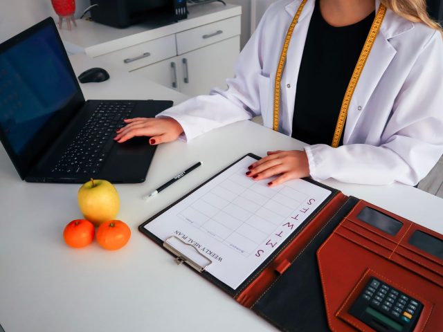 Moins de protéines pour plus de vitalité à l’âge adulte : une étude surprend