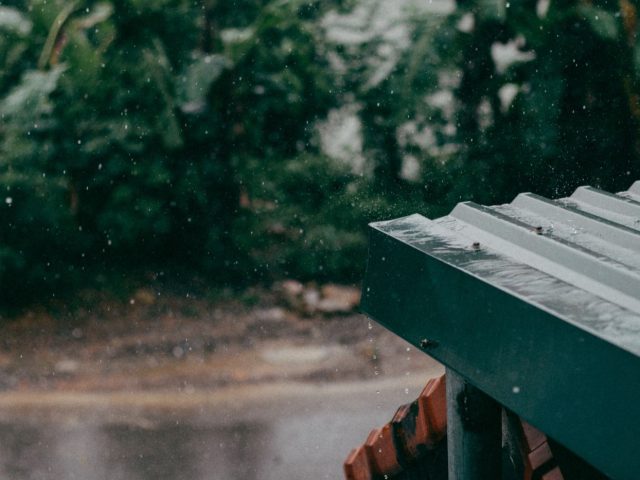 Récupérer l’eau de pluie chez soi : solutions et règles
